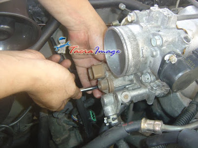 tacra's diy garage: Throttle Body Cleaning