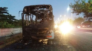 Ônibus pega fogo na avenida do Aeroporto; motorista fica ferido