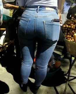 Bonita mujer caderona en jeans