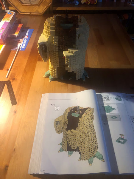 De opbouw van een LEGO-versie van Yoda (Star Wars)