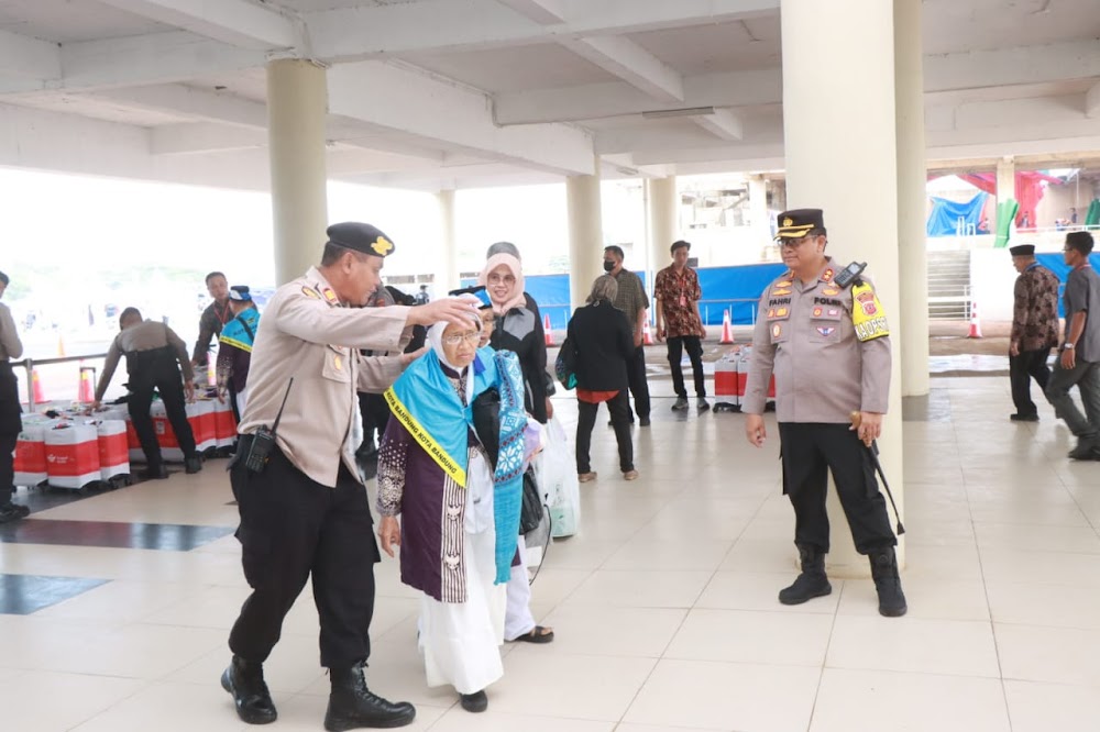 Kapolres Indramayu Pastikan Pemberangkatan Calon Jemaah Haji Kloter 1 Berjalan Lancar