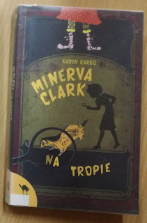 Brązowe tło książka Minerva Clark na tropie