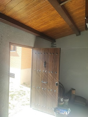 Puerta-cubierta-imitación-madera-garaje-prefabricado-Madrid