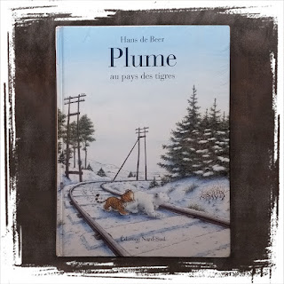 Plume au pays des tigres, un adorable album sur l'amitié de ce mignon petit ours blanc et un tigre. Un livre jeunesse qui aborde l'entraide