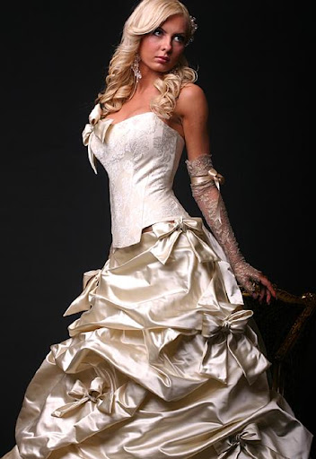 strapless-ribboned-wedding-dress