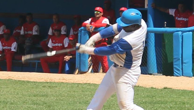 Yoandry Urguelles, conectó una fuerte línea a la banda izquierda que dejó tendidos en el campo a los muchachos de Eriberto Rosales