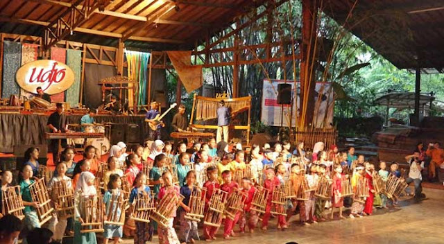 Pertunjukan di Saung Angklung Udjo