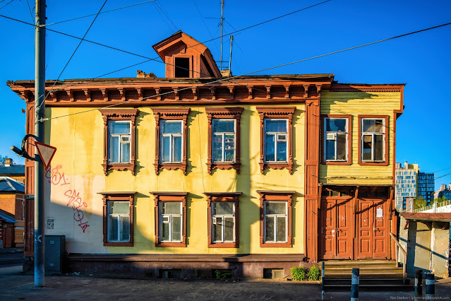 Старое деревянное здание в лучах утреннего солнца