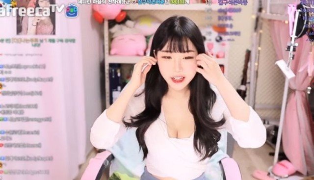 Nữ streamer xinh đẹp suýt “bay màu” kênh vì livestream cảnh ngủ trên sóng với những tư thế nhạy cảm