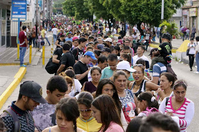 Filas na ponte Simón Bolívar nla fronteira com a Colombia para fugir da Venezuela