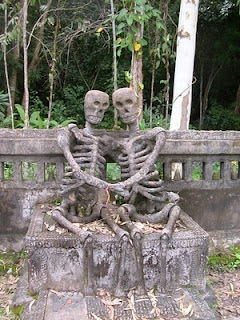 skeletons-in-love-kumpulan-patung-paling-nyentrik-di-dunia