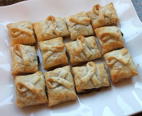 Food Lust People Love: Puff Pastry Ravioli Mince Pies uses a ravioli plaque to make mini mincemeat pies out of filling and puff pastry. Easy and adorable square pies! 