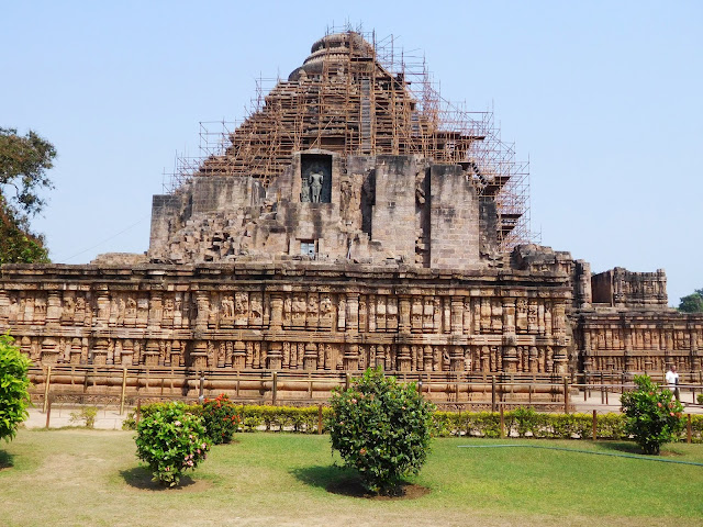 the remnant of the main temple (vimana / bada deul) which once stood behind the jagamohana (mandapa) of the Konark Sun Temple