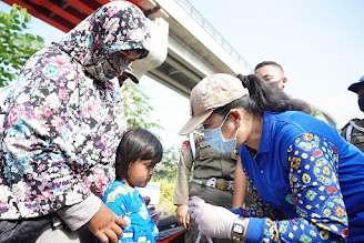 Jalan Kaki Keliling Pasar, Feby Deru Bagikan 10 Ribu Masker