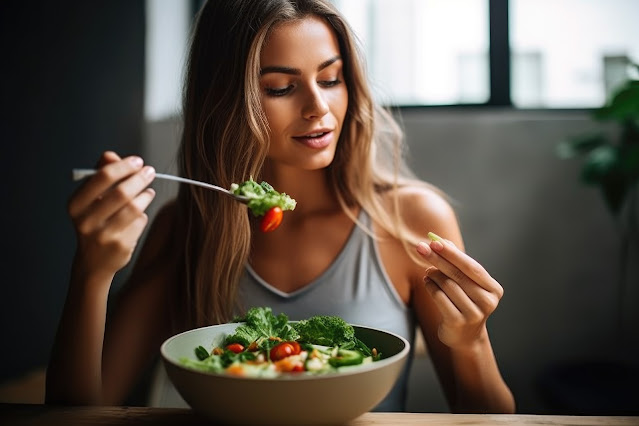 Mujer haciendo una dieta equilibrada