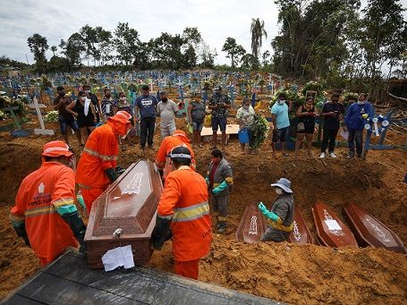 Brazilians burying victims of the coronavirus