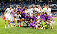 REAL MADRID C. F. - Madrid, España - Temporada 2016-17 - Gareth Bale,  Mateo Kovacic, Enzo Zidane, Marco Asensio, Morata, Isco, Danilo, Varane, Philipp Lienhart, Tejero, Rubén Yáñez y Toni Kroos; Mariano, Luka Modric, James Rodríguez, Carvajal; Sergio Ramos, Lucas Vázquez, Nacho, Kiko Csilla y Casemiro; Marcelo - REAL MADRID 5 (Nacho, Sergio Ramos, Morata, James Rodríguez y Mariano) STADE DE REIMS 3 (Chavarría, Oudin, Kyei) - 16/08/2016 - XXXVII Trofeo Santiago Bernabeu - Madrid, estadio Santiago Bernabeu - El Madrid gana por 26ª vez su Trofeo, con el que posan los jugadores al finalizar el partido