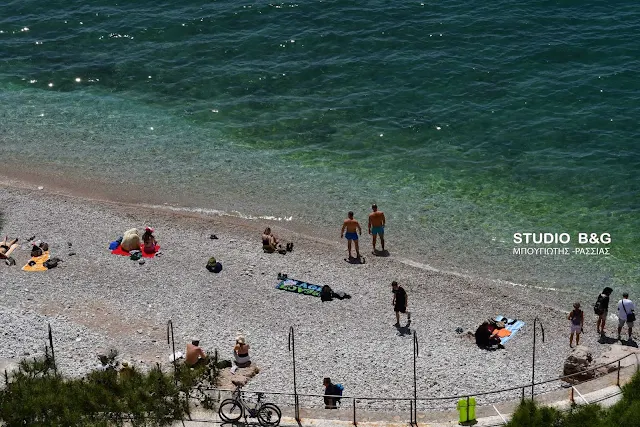 Καλοκαίρι θυμίζουν οι παραλίες του Ναυπλίου