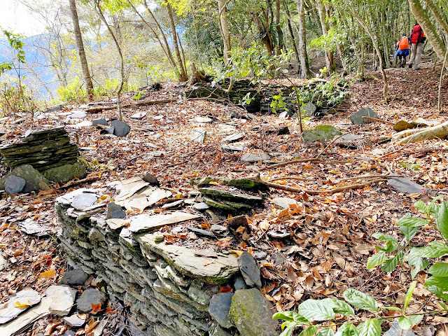 回抵三岔路稜線石板屋遺址