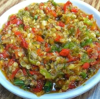 5 Resep membuat sambal sederhana sangat mudah, namun hasilnya pedas mantap dan sangat enak. Cocok disajikan dengan beragam makanan.  Ada beberapa jenis resep sambal yang bisa kita buat dengan sangat mudah, contohnya sambal yang sangat mudah dibuat adalah sambal bawang, sambal tomat, sambal bajak, terasi dan masih banyak jenis sambal lainya yang mudah dibuat dengan ciri khas dan cita rasa unik mereka masing-masing.  Daftar Isi:	 1. Sambal Bawang Gurih 2. Sambal Tomat 3. Sambal Bajak 4. Sambal Dadak 5. Sambel Bawang Pedas 6.  7. Sambal Bawang Gurih Sambal Bawang Gurih Sambal Bawang ( Foto Instagram @dapur_sedehanavina ) Bahan Membuat Sambal Bawang 2 ons bawang merah 1,5 ons cabe rawit merah 10 bji cabe rawit Ijo Cara Membuat Sambal Bawang Rebus sebentar semua bahan, angkat, tiriskan Kemudin Ulek kasar Selanjutnya, goreng sambal yang sudah diulek tadi, dan tambahkan garam dan kaldu bubuk. Angkat. Sajikan dengan Nasi Uduk Betawi  2. Sambal Tomat  Sambal Tomat Bahan Membuat Sambal Tomat 7 Cabai rawit hijau 7 Cabai keriting hijau 5 Cabai rawit merah 5 Cabai keriting merah 1 buah tomat merah Garam Gula Pasir 2 Sendok Makan air limo Cara Membuat Sambal Tomat Tumis semua Cabai dan Tomat hingga cukup layu. Setalah itu ulek bahan, tambahkan garam dan gula, secukupnya rasa. Jika rasa sudah pas, tambahkan air perasan jeruk limo (coba 1 sendok makan terlebih dahulu, jika sudah pas tidak usah ditambahkan jadi 2 sendok makan yaa) Setalah itu sajikan dengan Nasi hangat dan  3. Sambal Bajak  Sambal Bajak Bahan Membuat Sambal Bajak Segenggam cabai rawit 8 cabai merah keriting 5 siung bawang putih Garam secukupnya Minyak panas secukupnya Cara Membuat Sambal Bajak Goreng cabai dan bawang sebentar saja. Kemudian ulek kasar. Tambahkan garam secukupnya. Terakhir siram pakai minyak goreng panas. Setelah itu Sajikan dengan Makanan  4. Sambal Dadak  Sambal Dadak (Foto Instagram @deviirwantari) Bahan Membuat Sambal Dadak 1 Buah jeruk limau 10 Cabai merah keriting 2 Cabai hijau keriting 15 Cabai rawit 1 Buah tomat besar 3 Bawang merah 1/2 Sachet terasi bakar Gula Pasir Gula Merah Cara Membuat Sambal Dadak Siapkan garam, gula pasir dan gula merah. setelah itu semua bahan di di ulek kasar. Jangan lupa di cicipin dulu ya kalau sudah pas rasanya. Terakhir tambahkan perasan jeruk limau. Selesai, Sajikan dengan Ikan bandeng atau ikan lele  5. Sambel Bawang Pedas   Sambel Bawang Pedas (Foto Instagram @deviirwantari ) Bahan Membuat Sambal Bawang Pedas 500 Gram cabe rawit merah & oren 750 Gram bawang merah 15 Siung bawang putih kating 80 Gram / 1 keping gula jawa 4 Sendok makan gula pasir 1 Sendok kaldu jamur non msg Minyak goreng Garam Cara Membuat Sambal Bawang Pedas Goreng bawang merah utuh (sdh dikupas) dan cabe rawit utuh bergantian dalam minyak panas, tiriskan lalu buang minyak bekasnya. Blender cabe dan bawang yang sudah di goreng tadi, di tambah bawang putih mentah dan minyak baru secukupnya, sy pake food processor. Dalam wajan masukkan cabe yg sudah di blender & gula jawa, masak dengan api kecil sampai tanak (keluar minyak) bumbui dengan gula pasir, garam & kaldu bubuk, koreksi rasa. Note: kalau minyak di rasa kurang, bisa ditambah ya tapi pada saat dimasak, bukan setelah matang. Saya banyakin jumlah bawangnya untuk mengurangi level pedesnya, setelah di tambah gula jawa & gula pasir pun di lidah saya masih pedes. Untuk minyaknya tadi sy pake minyak kelapa organik dan gula sorghum.