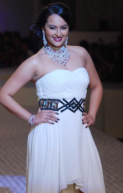 Sonakshi Sinha walked the ramp for designer Maheep Kapoor