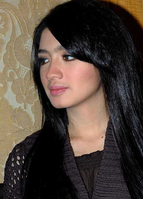 Beautiful Indonesian Girl : Angel Karamoy