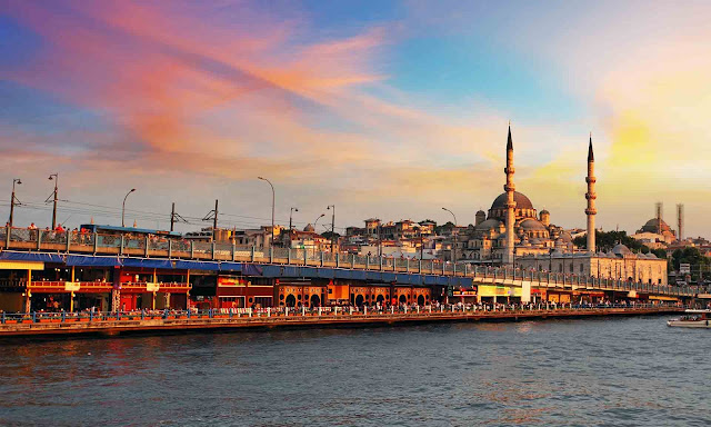 Thành phố Istanbul, Thổ Nhĩ Kỳ sẽ giúp giấc mơ ăn trưa ở châu Á và uống trà chiều ở Châu Âu của bạn trở thành hiện thực. Đây là thành phố duy nhất trên thế giới thuộc cả hai châu lục, đầu gối lên châu Âu, chân duỗi vào châu Á. Istanbul còn nổi tiếng với những cảnh đẹp thiên nhiên hoang sơ và nền văn hóa phong phú.