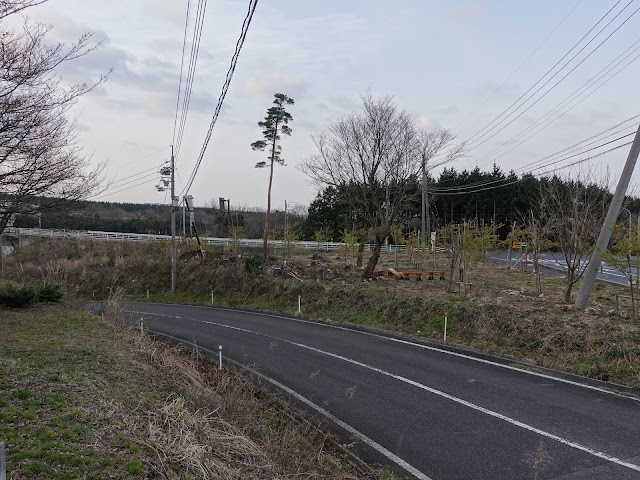 上の道路は鳥取県道52号岸本江府線で下の道路が古い道路でここを通ります