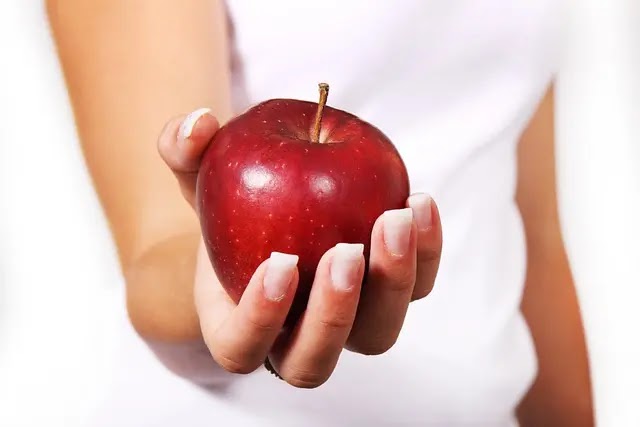 أكل تفاح في الليل ، جيد أم سيئ؟ وهل هذا يزيد الوزن ؟