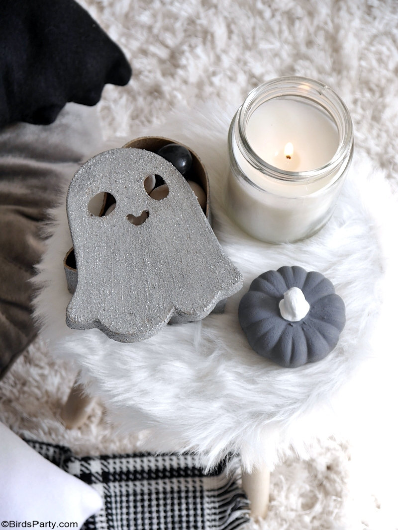 Cute DIY Halloween Throw Pillows - easy Halloween accent pillows to make and decorate your home! It's also a great craft activity to make with kids! by BirdsParty.com @birdsparty #diy #halloween #halloweendecor #halloweencushion #halloweenpillow #cutehalloween #cozyhalloween #halloweencrafts