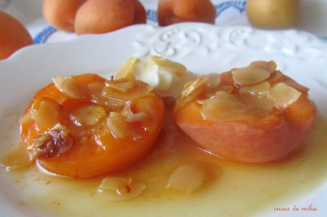 Albaricoques asados con miel y almendras