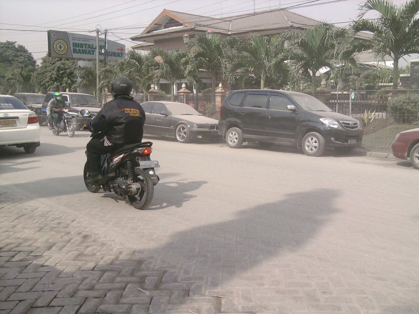 Resiko debu vulkanik jangan jadi korban selalu siapkan masker Foto depan RS dr Sardjito diambil 2010 11 05 08 17 37