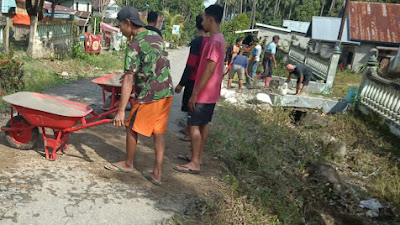 Kesal Tak Kunjung di Perbaiki, Puluhan Warga Desa Kinopasan Tambal Jalan Rusak Secara Swadaya.