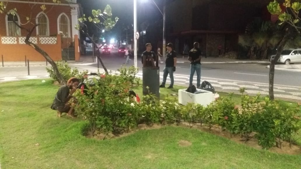 O acampamento no canteiro da Praça Colombo desmontado