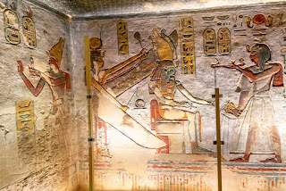 foto de uma bela parede com esculturas em relevo colorida na tumba de Ramsés III
