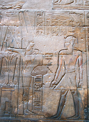 Alexandre Magno no Egito, Alexander the Great stands before the god Amun-Min in a scene from Luxor Temple
