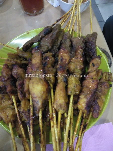 Mrs.A-makan-sate