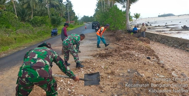 Babinsa Kurnia Irwan bersama David Alaslan dan Warga Gotongroyong Bersihkan Badan Jalan
