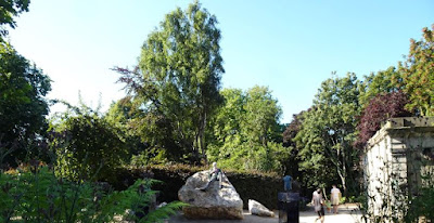La estatua de Oscar Wilde es una de las razones para visitar Merrion Square.