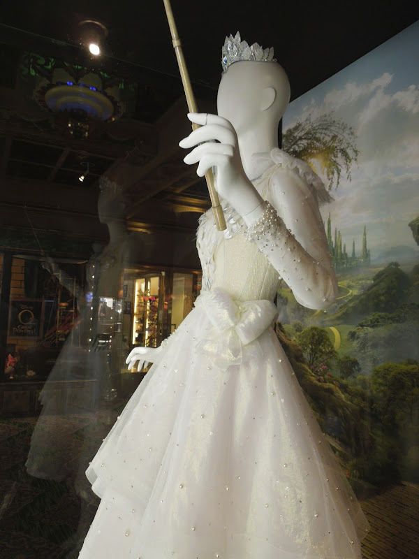 Glinda finale dress detail