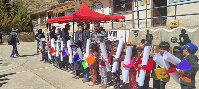 Glücklich und dankbar nahmen die Kinder der Educational Unit von Marcoma das Schulmaterial entgegen. Potosí - Bolivien. Los niños de Marcoma,  Percka, Ancocala, Quruñi, Yareta Ckasa, y Carretas. Les agradece a todos los donantes y bendiciones!