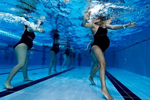 Berenang Saat Hamil  Gaya, Manfaat, Resiko dan Tips Aman