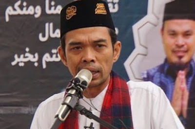 Ustaz Abdul Somad Ungkap Orang Tua yang Durhaka pada Anaknya, Singgung Cerita Umar bin Khattab.  Ustaz Abdul Somad atau UAS dalam ceramahnya menyikapi pertanyaan terkait orang tua yang bisa menjadi durhaka kepada sang anak. UAS mengungkapkan perihal hukum agama terhadap orang tua yang menjadi durhaka kepada seorang anak yang menurutnya sudah lumrah terdengar. Namun, bagaimana menurut UAS, apakah orang tua juga bisa menjadi durhaka kepada sang anak? UAS menceritakan sahabat nabi yang ditemui oleh orang tua yang melaporkan anaknya. Lantas orang tua tersebut mengadukan kepada Umar bin Khattab soal perbuatan anaknya yang tidak terpuji. Lalu, anak tersebut bertanya kepada Umar bin Khattab. "Hai Umar bin Khattab, apakah seorang anak punya hak terhadap ayahnya?" tanya anak tersebut seperti dikisahkan oleh Ustaz Abdul Somad. Selain itu anak tersebut membeberkan kepada Umar bin Khattab bahwa dirinya tidak mendapatkan hak-hak kebaikan dari sang ayah.  Anak tersebut juga menuturkan bahwa ibunya tidak baik, makanannya tidak baik, dan dirinya juga tidak diberikan nama yang baik oleh sang ayah. Lantas, Umar bin Khatab pun mengatakan bahwa orang tua tersebut telah durhaka terlebih dahulu kepada anaknya. Pasalnya, orang tua itu tidak memberikan hal-hal yang baik kepada anak tersebut. "Sebelum anakmu durhaka kepadamu, kamu sudah durhaka kepada anakmu," kata Ustaz Abdul Somad mengibaratkan ucapan Umar bin Khattab.   Dari kisah tersebut, Ustaz Abdul Somad berpesan untuk selalu memberikan hal-hal yang baik kepada anak, jika tidak ingin dikategorikan ke dalam orang tua yang durhaka.  Berikut beberapa pelajaran yang bisa diambil dari kisah di atas:  Carilah istri yang sholehah yang akan menjadi ibu yang baik bagi anak. Berikan nama yang baik untuk anak. Jangan sembarangan dalam memberi nama untuk anak apalagi jika nama tersebut mengandung keburukan. Berikanlah anak-anak makanan yang halal dan jauhi yang haram. Lebih lanjut, Ustaz Abdul Somad mengatakan bahwa makanan yang tidak halal bisa membuat hati seseorang menjadi gelap. Jangan sampai anak durhaka kepada orang tua akibat orang tua yang terlebih dahulu durhaka kepada hak-hak anak.  Referensi : UAS Ungkap Orang Tua yang Durhaka pada Anaknya, Singgung Cerita Umar bin Khattab