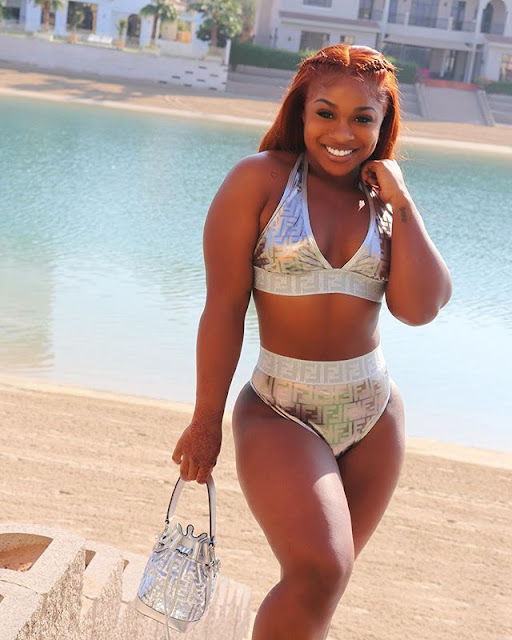 Usando biquíni, Reginae Carter exibe sua beleza impecável