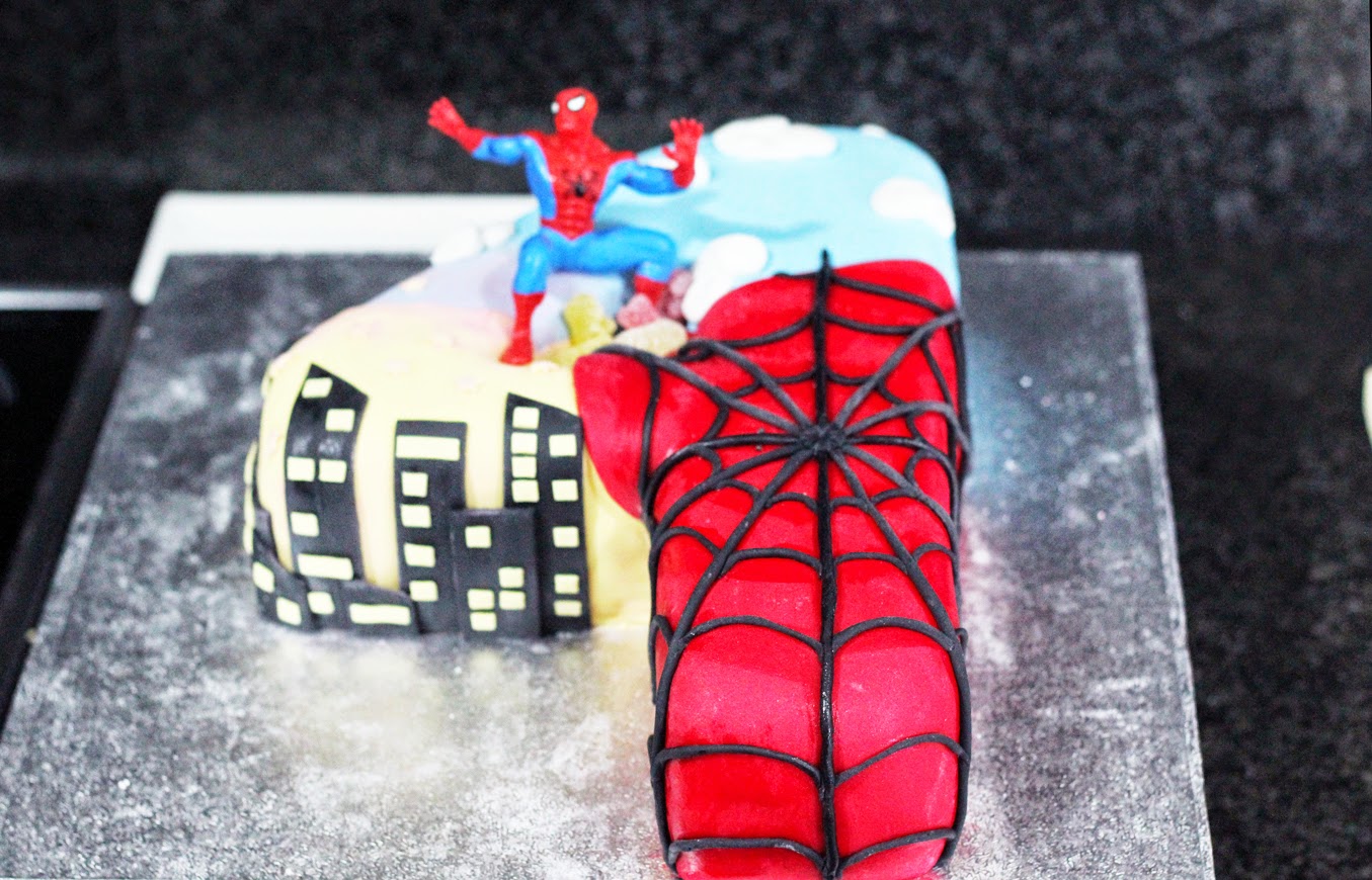 TARTA  SPIDERMAN  EN   FORMA   DE  CUATRO (TUTORIAL)