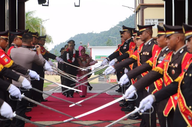 Kapolda Papua Barat Pimpin Upacara Wisuda Purna Bhakti Personil