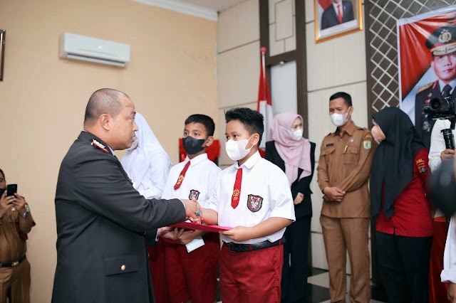 Juara 1 Lomba Menulis Surat Untuk Kapolri, Arya Raditya Ahmadi Dapat Penghargaan dari Kapolres Sergai