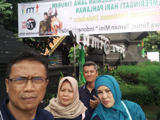 Surianto dan keluarga di depan Anjungan Jawa Timur