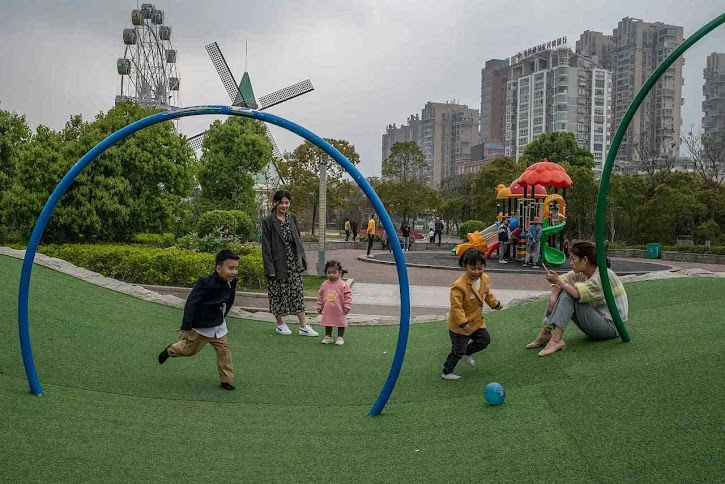 Comunismo quer operários e soldados mas faltam jovens. Praça para crianças em Xiapu, 2021, para promover nascimentos