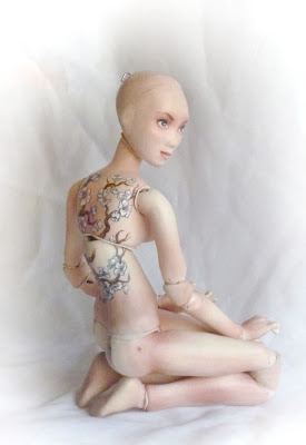 bjd de porcelana muñeca con cadera de bailarina tatuada